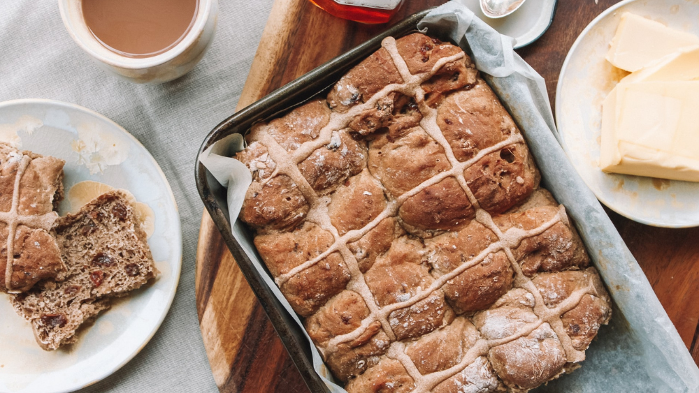 How do you like them buns? This is the only important question about our favourite Easter treat. Forget about googling hot cross buns calories or sugar free hot cross buns recipes. 